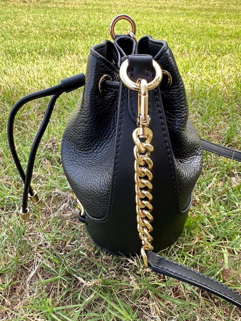 Michael Kors Devon Medium Bucket Bag in black pebbled leather black - Picture 3 of 15